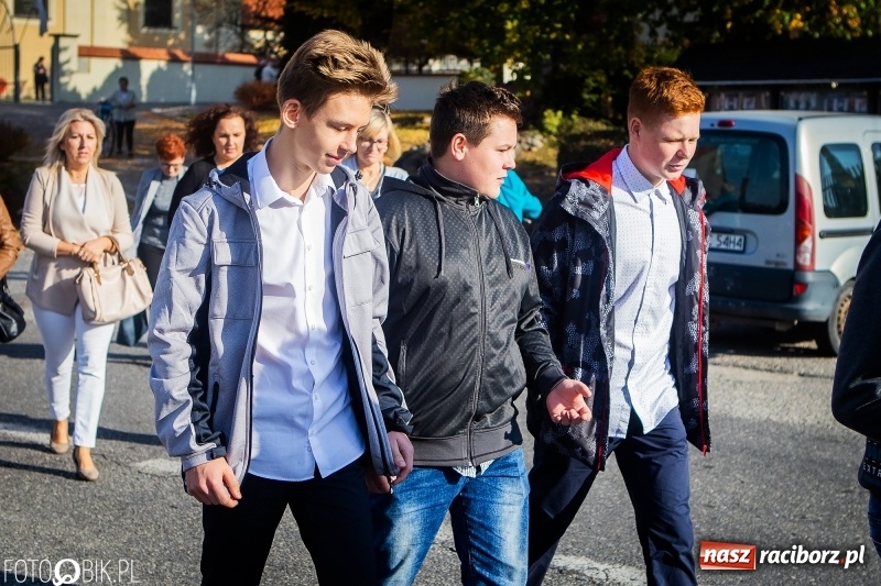 Zdjęcie w galerii na portalu naszraciborz.pl: Szkoła w Tworkowie ma nowy sztandar  wiadomości z regionu