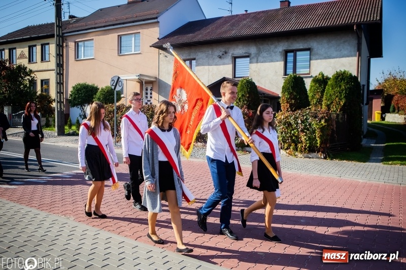 Zdjęcie w galerii na portalu naszraciborz.pl: Szkoła w Tworkowie ma nowy sztandar  wiadomości z regionu