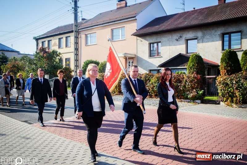 Zdjęcie w galerii na portalu naszraciborz.pl: Szkoła w Tworkowie ma nowy sztandar  wiadomości z regionu
