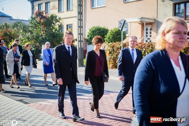 Zdjęcie w galerii na portalu naszraciborz.pl: Szkoła w Tworkowie ma nowy sztandar  wiadomości z regionu