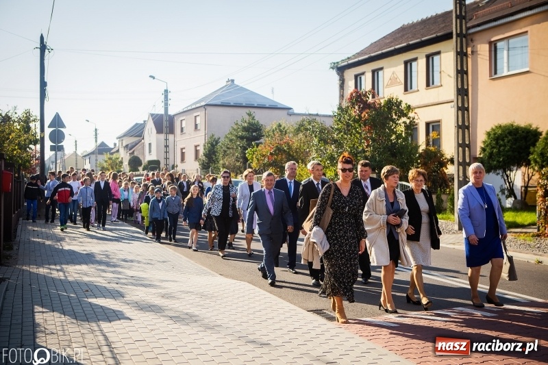 Zdjęcie w galerii na portalu naszraciborz.pl: Szkoła w Tworkowie ma nowy sztandar  wiadomości z regionu
