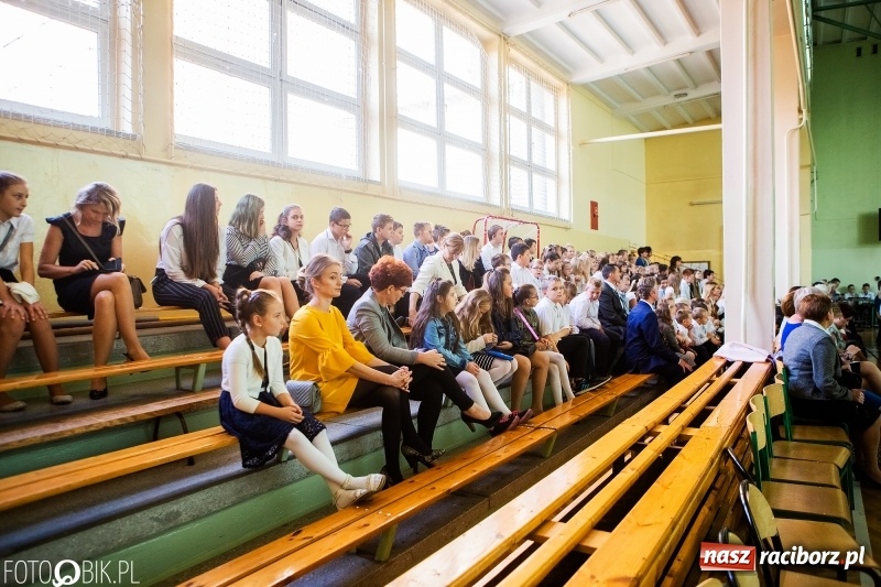 Zdjęcie w galerii na portalu naszraciborz.pl: Szkoła w Tworkowie ma nowy sztandar  wiadomości z regionu