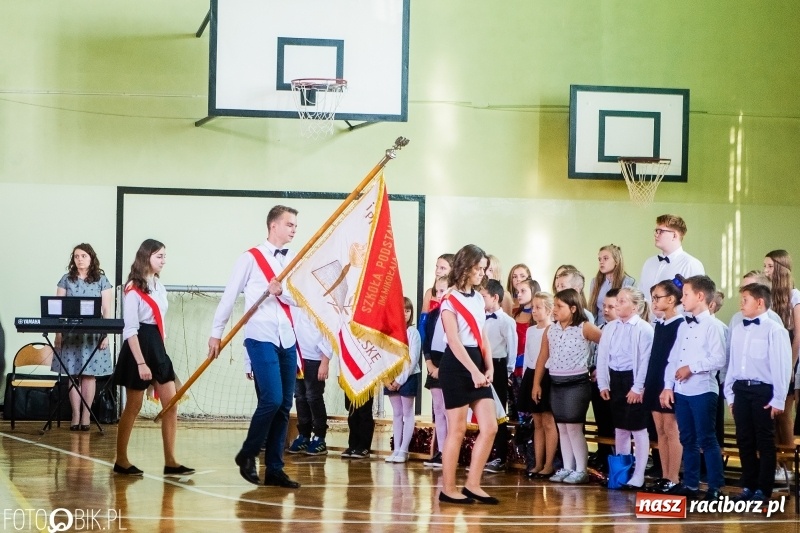 Zdjęcie w galerii na portalu naszraciborz.pl: Szkoła w Tworkowie ma nowy sztandar  wiadomości z regionu