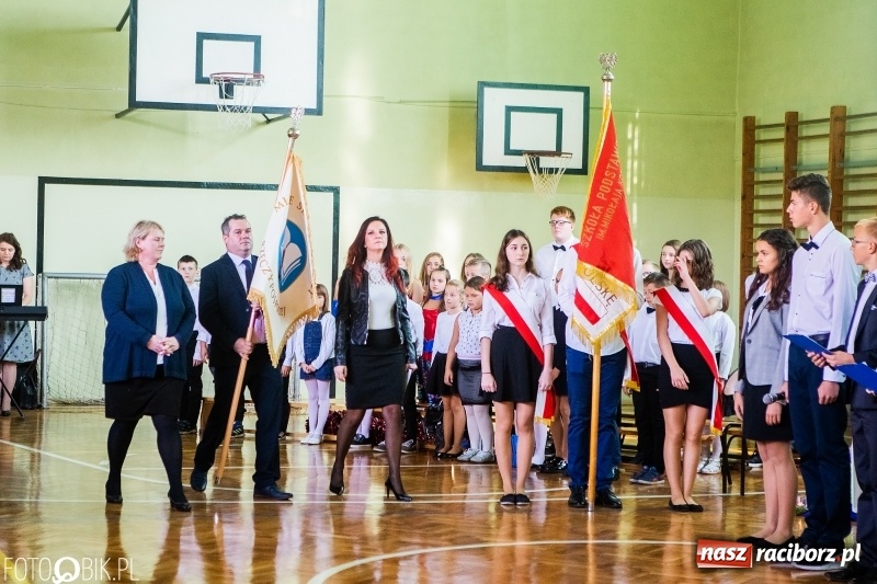 Zdjęcie w galerii na portalu naszraciborz.pl: Szkoła w Tworkowie ma nowy sztandar  wiadomości z regionu
