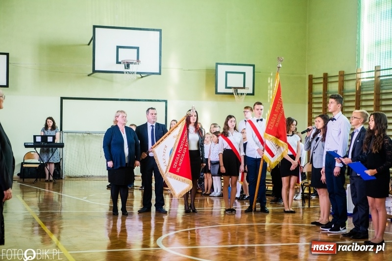 Zdjęcie w galerii na portalu naszraciborz.pl: Szkoła w Tworkowie ma nowy sztandar  wiadomości z regionu