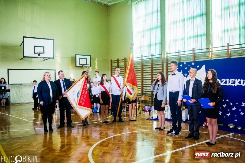 Zdjęcie w galerii na portalu naszraciborz.pl: Szkoła w Tworkowie ma nowy sztandar  wiadomości z regionu