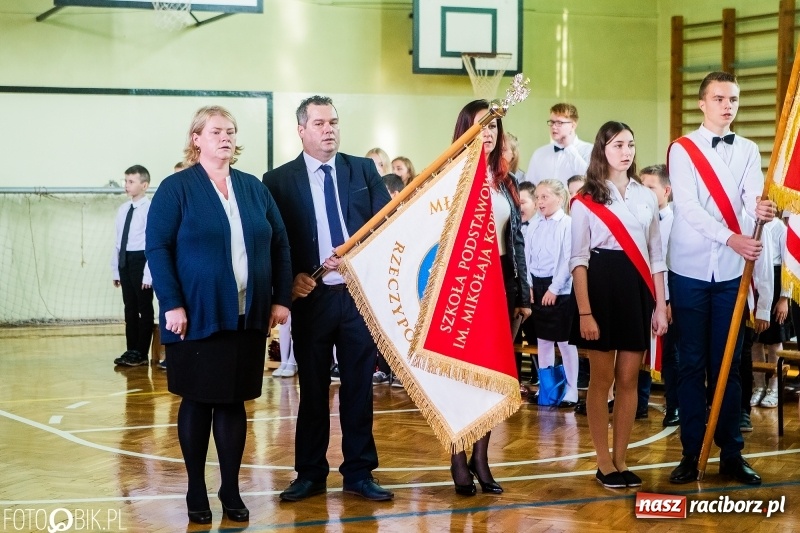 Zdjęcie w galerii na portalu naszraciborz.pl: Szkoła w Tworkowie ma nowy sztandar  wiadomości z regionu