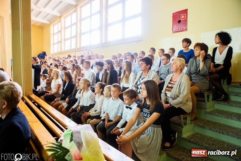 Zdjęcie w galerii na portalu naszraciborz.pl: Szkoła w Tworkowie ma nowy sztandar  wiadomości z regionu