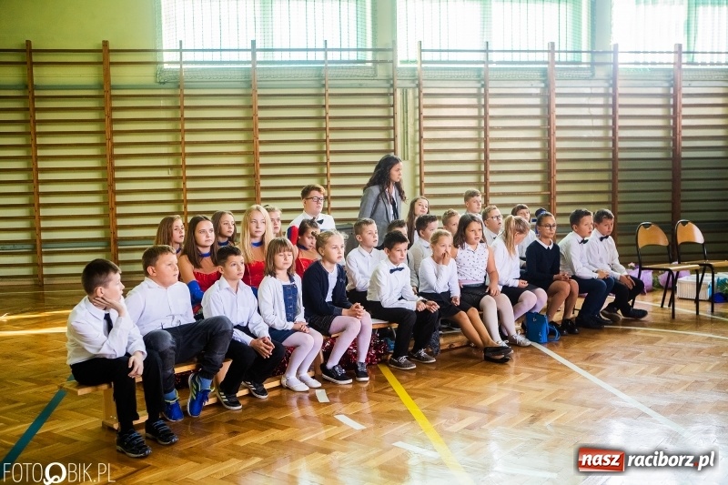Zdjęcie w galerii na portalu naszraciborz.pl: Szkoła w Tworkowie ma nowy sztandar  wiadomości z regionu