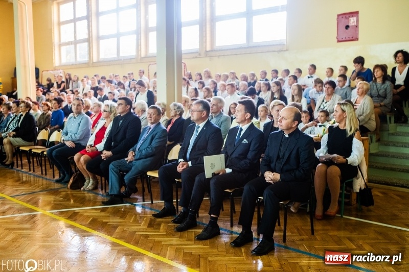 Zdjęcie w galerii na portalu naszraciborz.pl: Szkoła w Tworkowie ma nowy sztandar  wiadomości z regionu