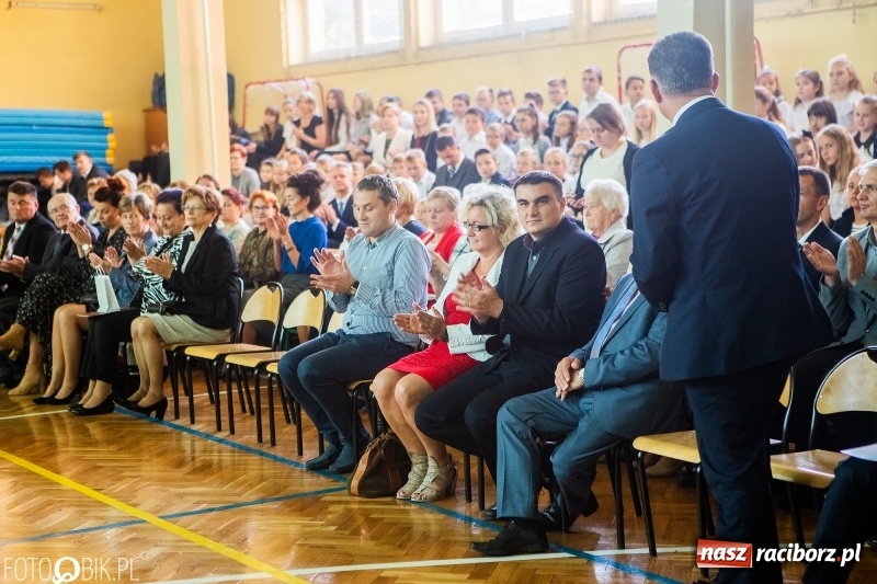 Zdjęcie w galerii na portalu naszraciborz.pl: Szkoła w Tworkowie ma nowy sztandar  wiadomości z regionu