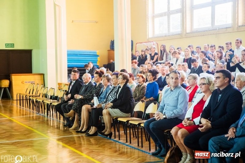 Zdjęcie w galerii na portalu naszraciborz.pl: Szkoła w Tworkowie ma nowy sztandar  wiadomości z regionu