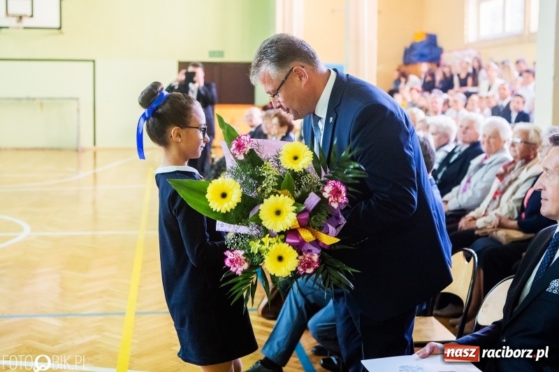 Zdjęcie w galerii na portalu naszraciborz.pl: Szkoła w Tworkowie ma nowy sztandar  wiadomości z regionu