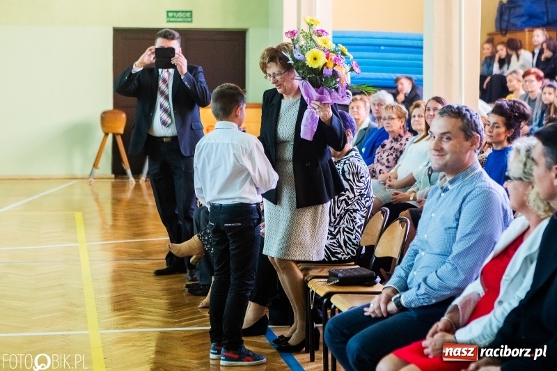 Zdjęcie w galerii na portalu naszraciborz.pl: Szkoła w Tworkowie ma nowy sztandar  wiadomości z regionu