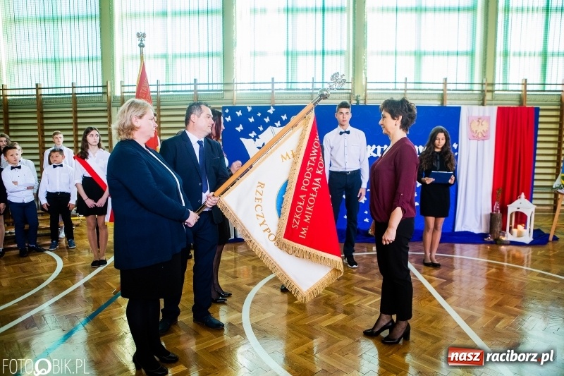 Zdjęcie w galerii na portalu naszraciborz.pl: Szkoła w Tworkowie ma nowy sztandar  wiadomości z regionu