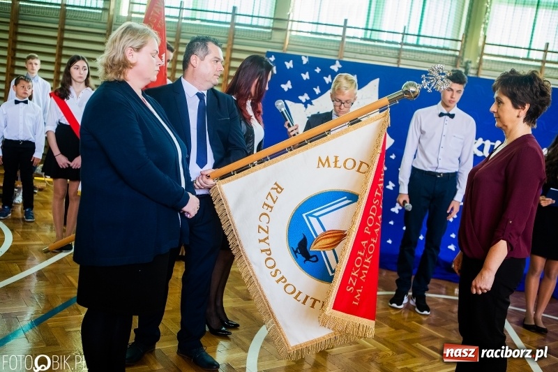 Zdjęcie w galerii na portalu naszraciborz.pl: Szkoła w Tworkowie ma nowy sztandar  wiadomości z regionu