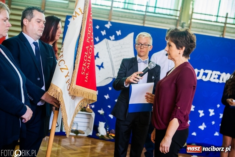 Zdjęcie w galerii na portalu naszraciborz.pl: Szkoła w Tworkowie ma nowy sztandar  wiadomości z regionu