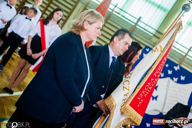 Zdjęcie w galerii na portalu naszraciborz.pl: Szkoła w Tworkowie ma nowy sztandar  wiadomości z regionu