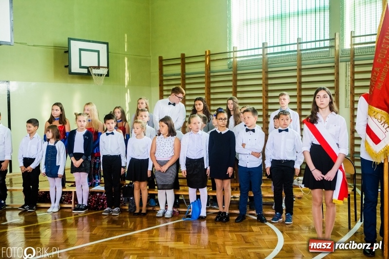 Zdjęcie w galerii na portalu naszraciborz.pl: Szkoła w Tworkowie ma nowy sztandar  wiadomości z regionu