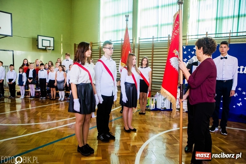 Zdjęcie w galerii na portalu naszraciborz.pl: Szkoła w Tworkowie ma nowy sztandar  wiadomości z regionu