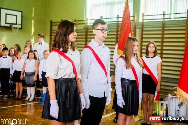 Zdjęcie w galerii na portalu naszraciborz.pl: Szkoła w Tworkowie ma nowy sztandar  wiadomości z regionu