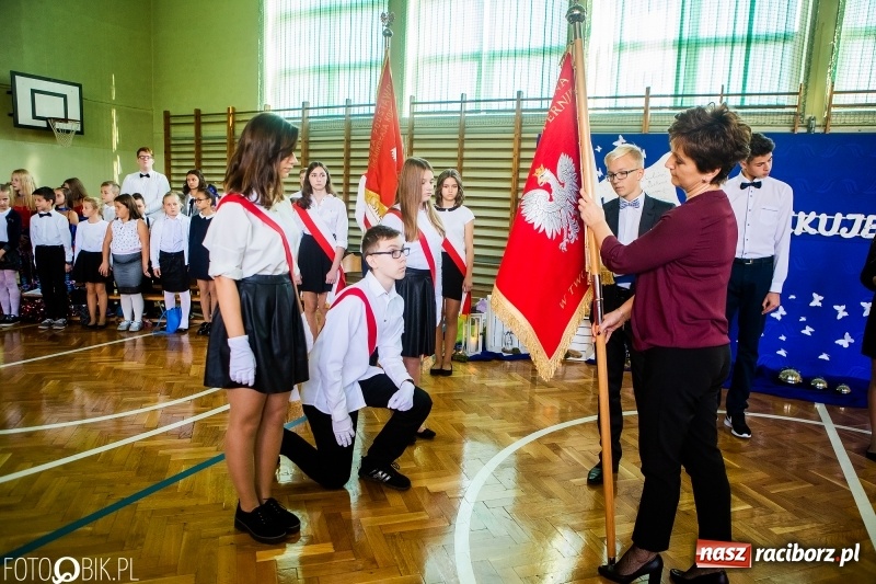 Zdjęcie w galerii na portalu naszraciborz.pl: Szkoła w Tworkowie ma nowy sztandar  wiadomości z regionu