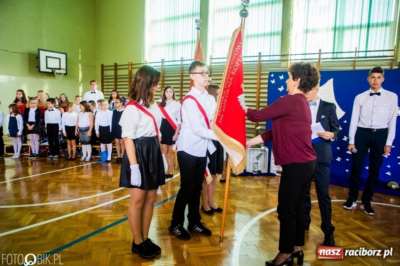 Zdjęcie w galerii na portalu naszraciborz.pl: Szkoła w Tworkowie ma nowy sztandar  wiadomości z regionu