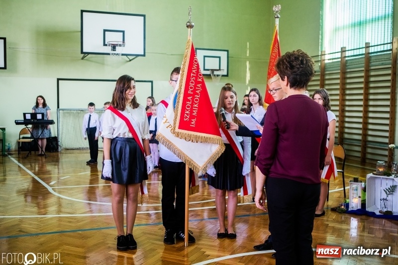 Zdjęcie w galerii na portalu naszraciborz.pl: Szkoła w Tworkowie ma nowy sztandar  wiadomości z regionu