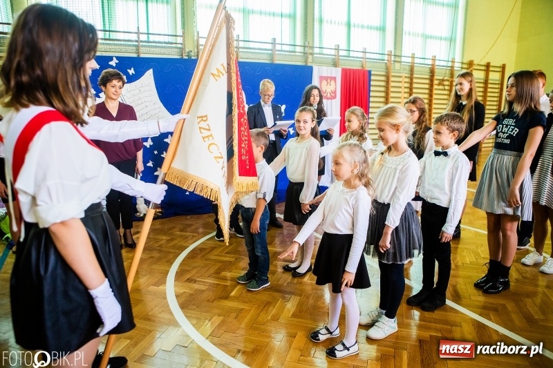 Zdjęcie w galerii na portalu naszraciborz.pl: Szkoła w Tworkowie ma nowy sztandar  wiadomości z regionu