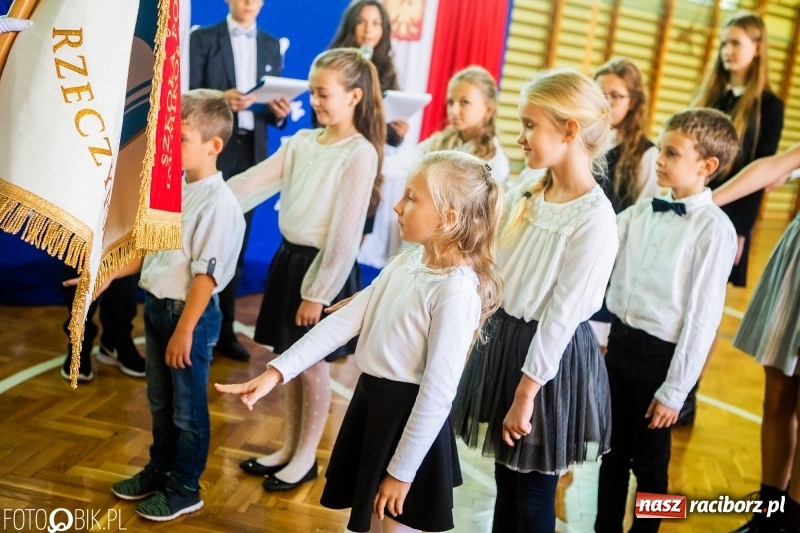 Zdjęcie w galerii na portalu naszraciborz.pl: Szkoła w Tworkowie ma nowy sztandar  wiadomości z regionu
