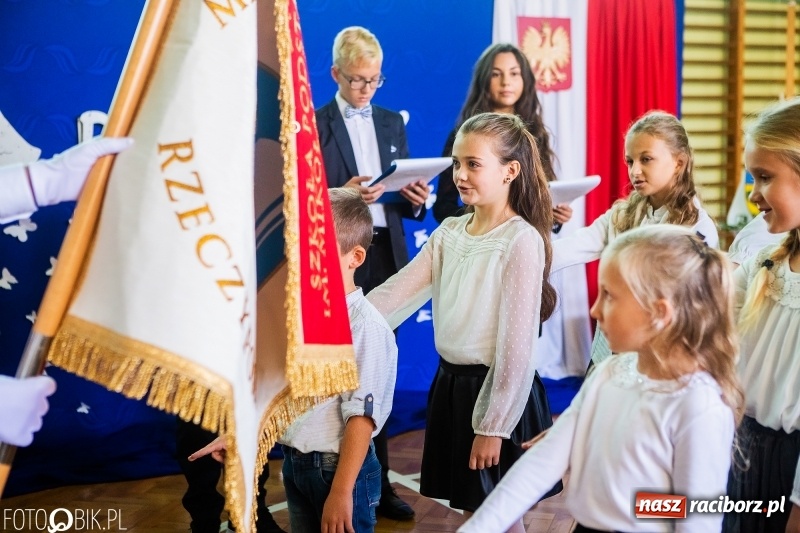 Zdjęcie w galerii na portalu naszraciborz.pl: Szkoła w Tworkowie ma nowy sztandar  wiadomości z regionu