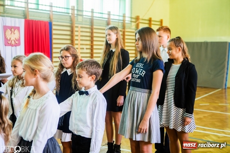 Zdjęcie w galerii na portalu naszraciborz.pl: Szkoła w Tworkowie ma nowy sztandar  wiadomości z regionu