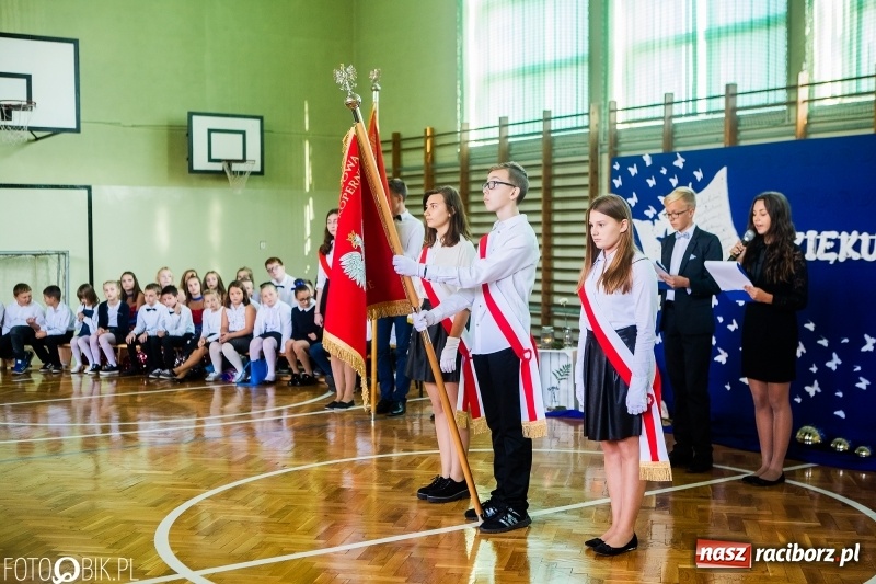 Zdjęcie w galerii na portalu naszraciborz.pl: Szkoła w Tworkowie ma nowy sztandar  wiadomości z regionu
