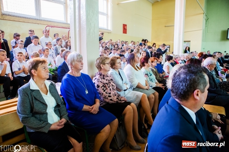 Zdjęcie w galerii na portalu naszraciborz.pl: Szkoła w Tworkowie ma nowy sztandar  wiadomości z regionu