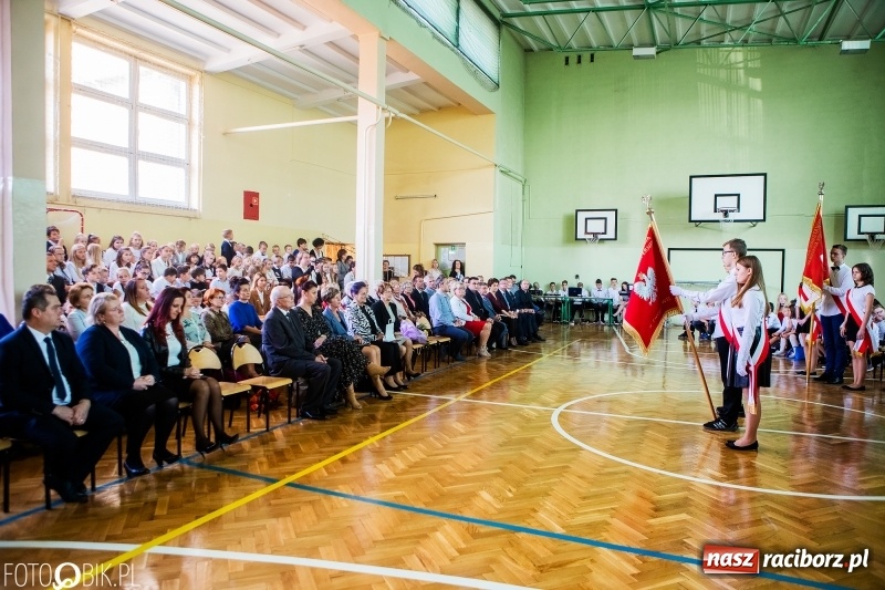 Zdjęcie w galerii na portalu naszraciborz.pl: Szkoła w Tworkowie ma nowy sztandar  wiadomości z regionu