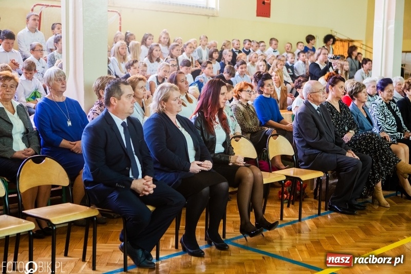 Zdjęcie w galerii na portalu naszraciborz.pl: Szkoła w Tworkowie ma nowy sztandar  wiadomości z regionu