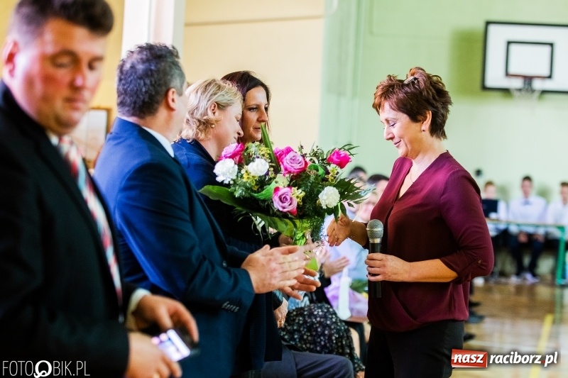 Zdjęcie w galerii na portalu naszraciborz.pl: Szkoła w Tworkowie ma nowy sztandar  wiadomości z regionu