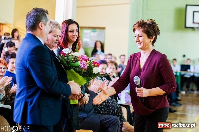 Zdjęcie w galerii na portalu naszraciborz.pl: Szkoła w Tworkowie ma nowy sztandar  wiadomości z regionu