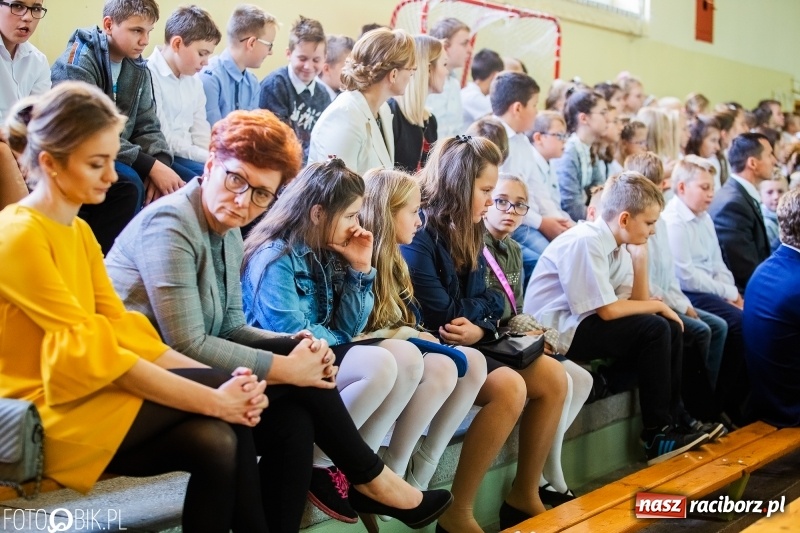 Zdjęcie w galerii na portalu naszraciborz.pl: Szkoła w Tworkowie ma nowy sztandar  wiadomości z regionu