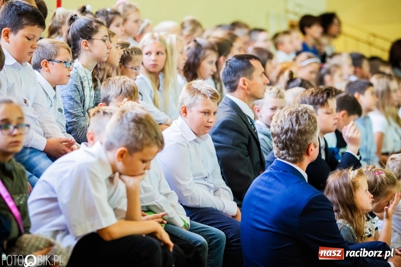 Zdjęcie w galerii na portalu naszraciborz.pl: Szkoła w Tworkowie ma nowy sztandar  wiadomości z regionu