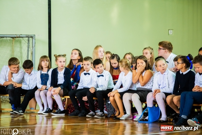 Zdjęcie w galerii na portalu naszraciborz.pl: Szkoła w Tworkowie ma nowy sztandar  wiadomości z regionu