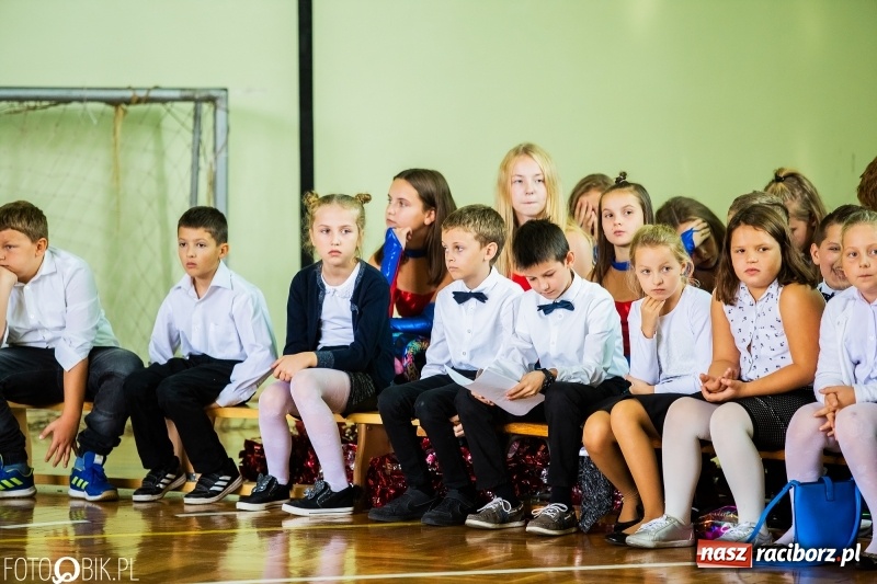 Zdjęcie w galerii na portalu naszraciborz.pl: Szkoła w Tworkowie ma nowy sztandar  wiadomości z regionu