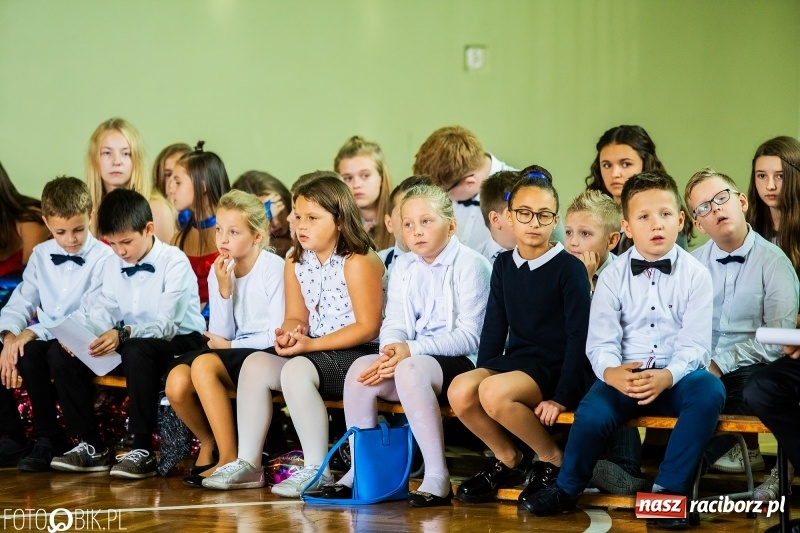 Zdjęcie w galerii na portalu naszraciborz.pl: Szkoła w Tworkowie ma nowy sztandar  wiadomości z regionu