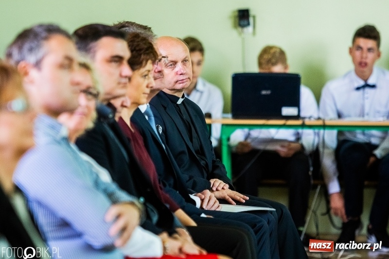 Zdjęcie w galerii na portalu naszraciborz.pl: Szkoła w Tworkowie ma nowy sztandar  wiadomości z regionu