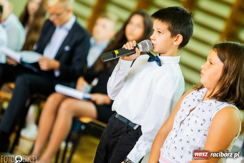 Zdjęcie w galerii na portalu naszraciborz.pl: Szkoła w Tworkowie ma nowy sztandar  wiadomości z regionu