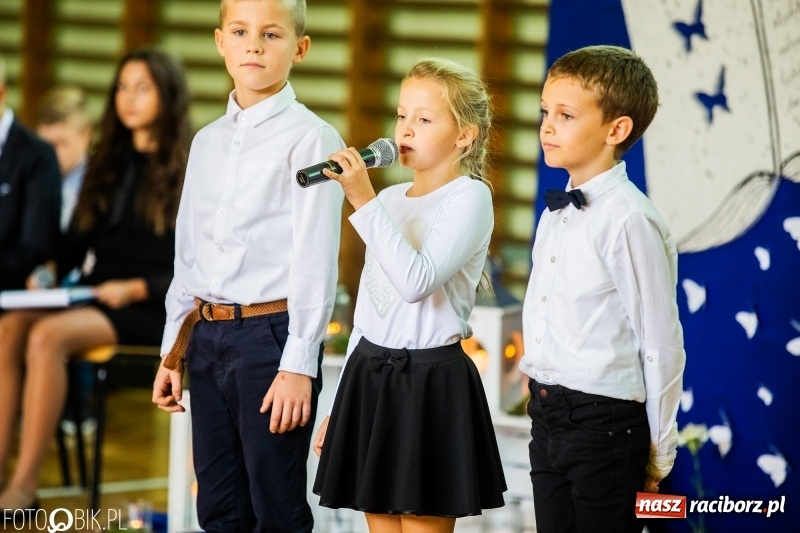 Zdjęcie w galerii na portalu naszraciborz.pl: Szkoła w Tworkowie ma nowy sztandar  wiadomości z regionu