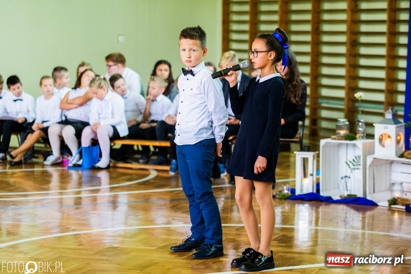 Zdjęcie w galerii na portalu naszraciborz.pl: Szkoła w Tworkowie ma nowy sztandar  wiadomości z regionu