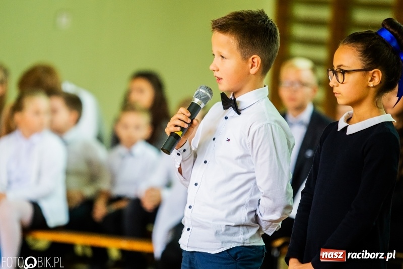 Zdjęcie w galerii na portalu naszraciborz.pl: Szkoła w Tworkowie ma nowy sztandar  wiadomości z regionu