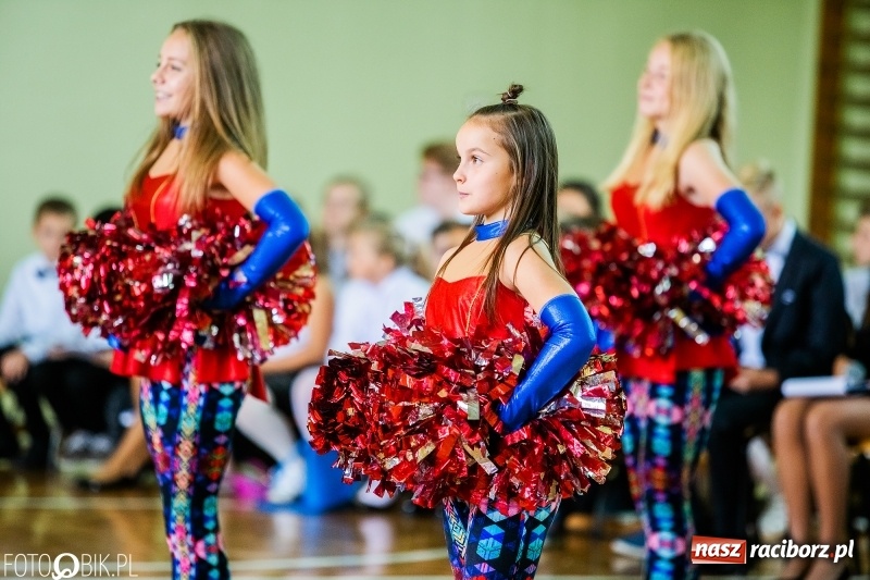 Zdjęcie w galerii na portalu naszraciborz.pl: Szkoła w Tworkowie ma nowy sztandar  wiadomości z regionu
