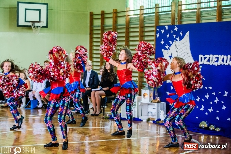 Zdjęcie w galerii na portalu naszraciborz.pl: Szkoła w Tworkowie ma nowy sztandar  wiadomości z regionu